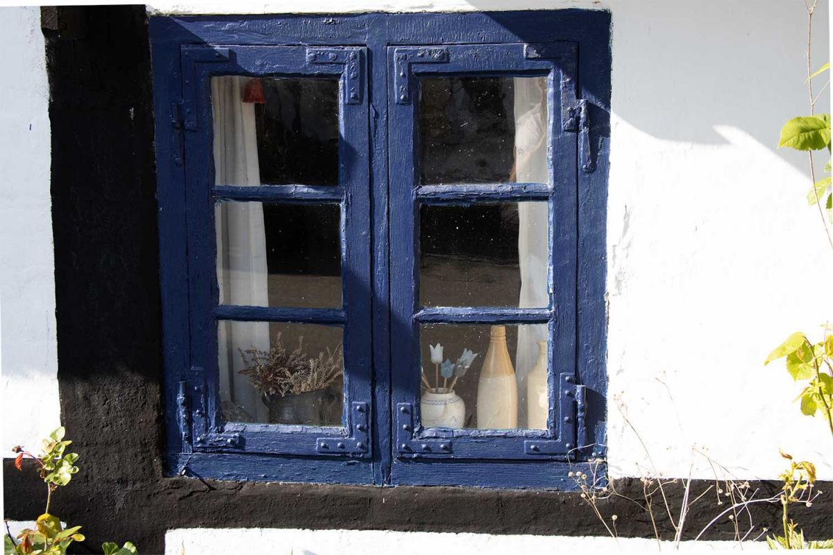 typisch dänisch, die ausgestellten Gegenstände im Fenster