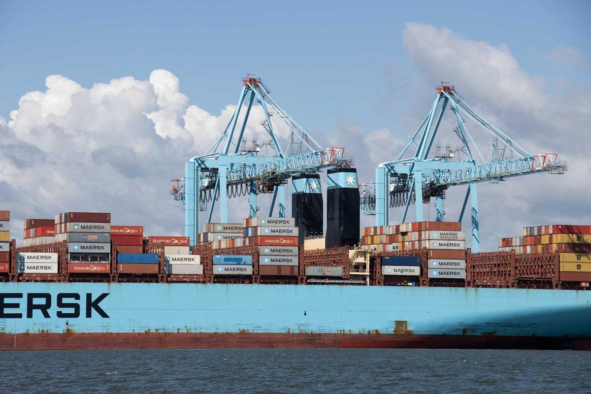 Containerschiff am Dock
