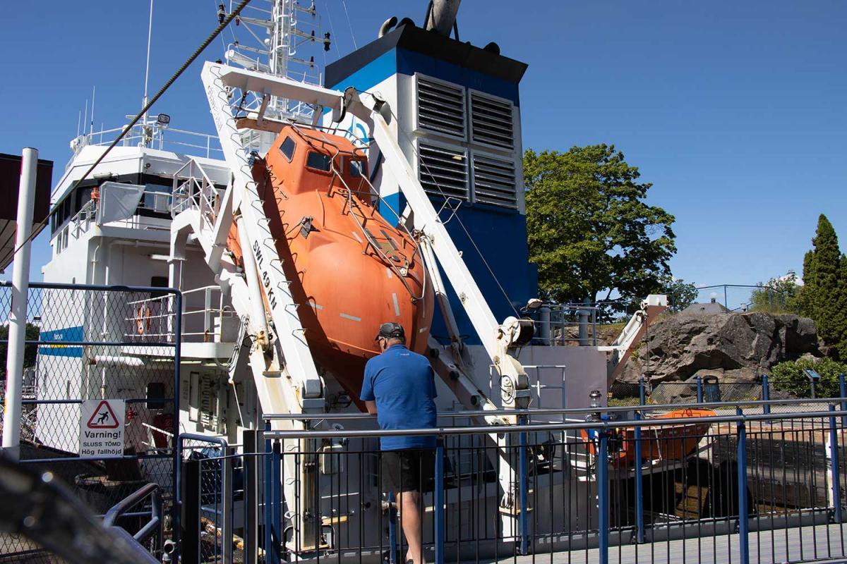 Rettungsboot mit Rampe zum Wassern 