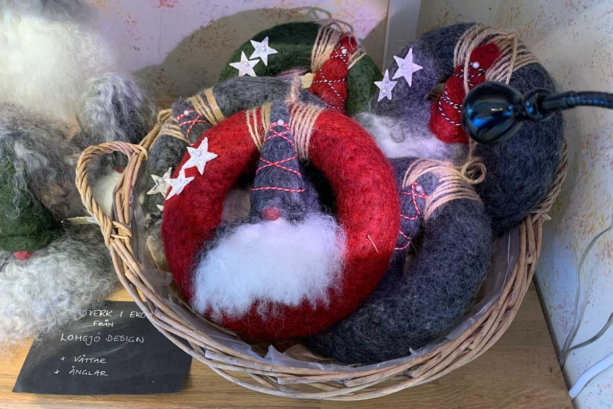 Weihnachtskränze aus gefärbter Schafswolle für die Haustüre