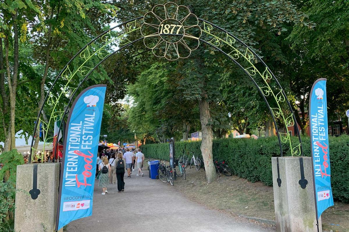 Eingang zum Food-Festival im Stadtpark