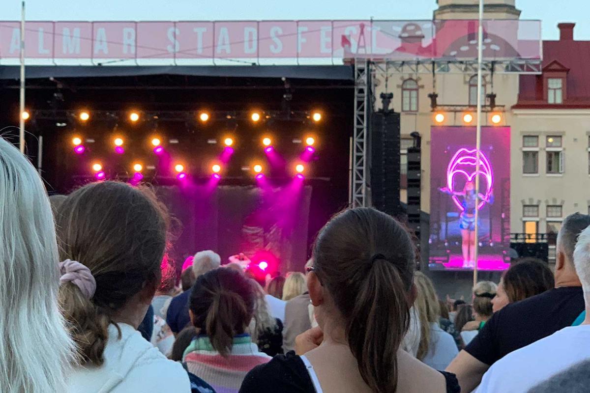 Fans vor der Bühne im Stortorget