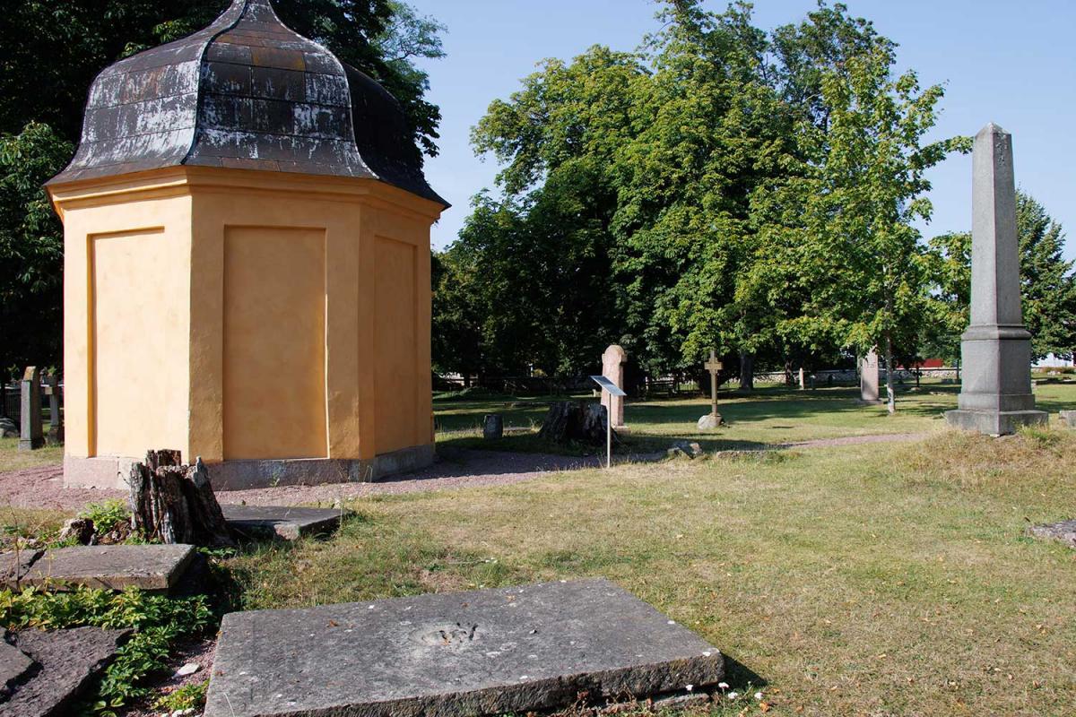 Auf dem alten Friedhof fanden bis Mitte 19. Jh. Begräbnisse statt.