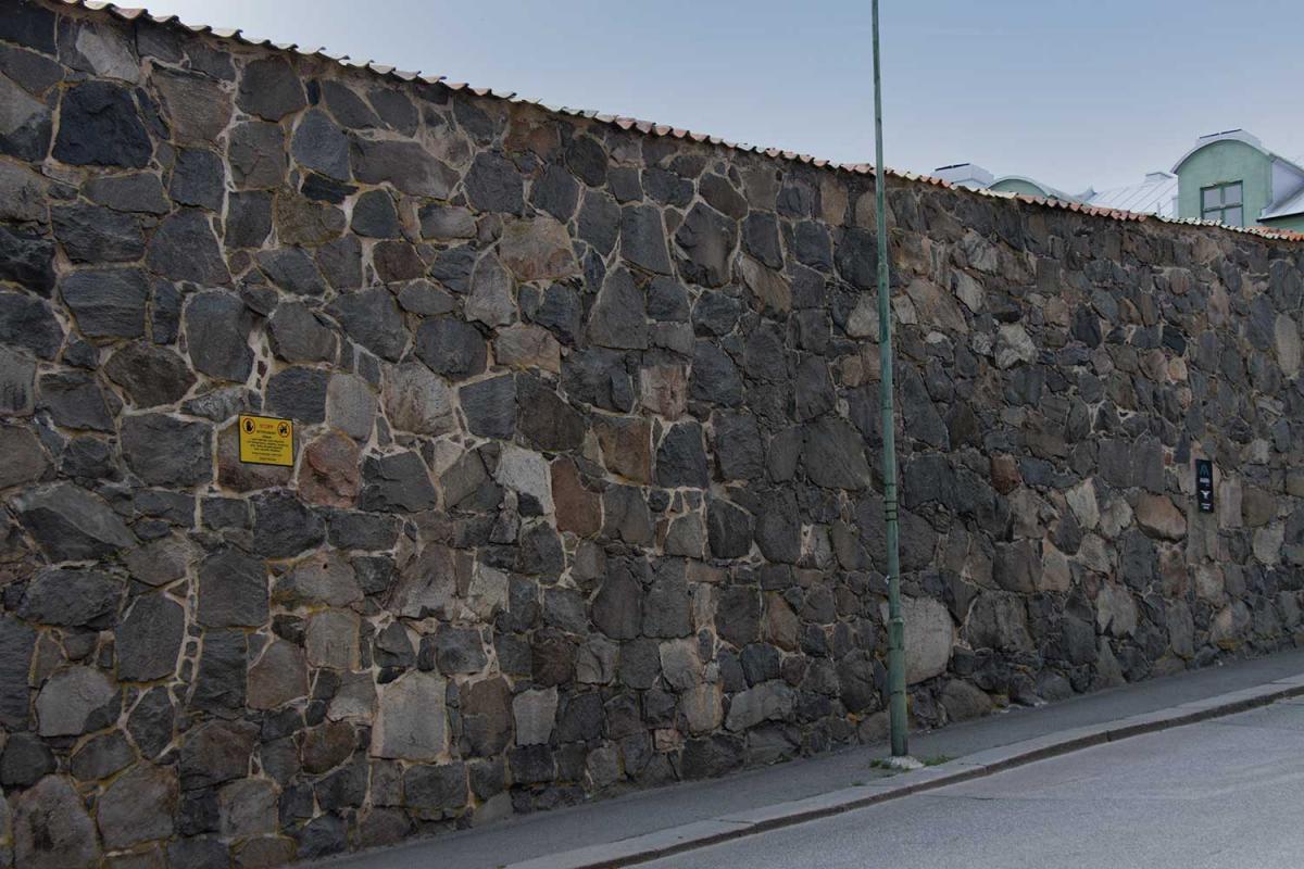 Mauer versperrt den Blick ins Marinegelände, welches sich südlich über die Insel erstreckt