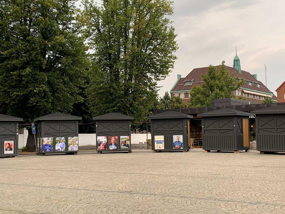 Geschlossene Holzstände, die auf die vorstehenden Wahlen hinweisen, den Tag durch wird fleissig für die Kandidaten geworben.