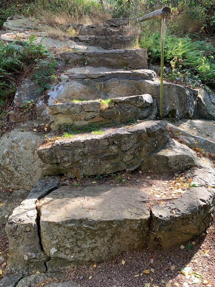 Steigen die Steintreppe hoch zum Sommeratelier