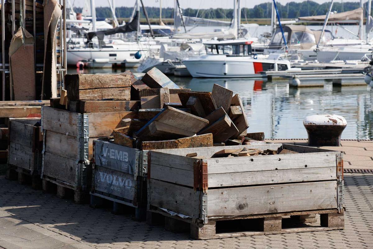 Holzpflöcke für das Austarieren der Boote auf den Ständern