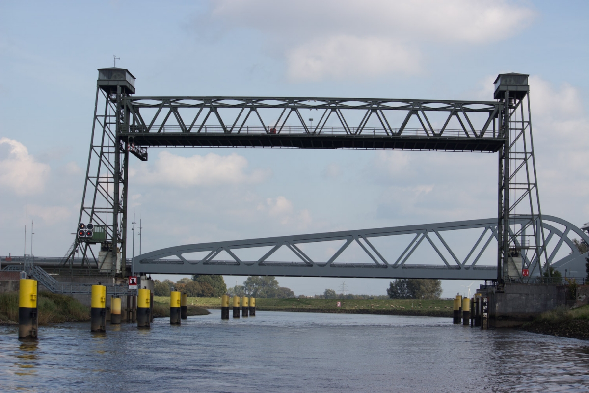 Hebebrücke und Eisenbahnklappbrücke