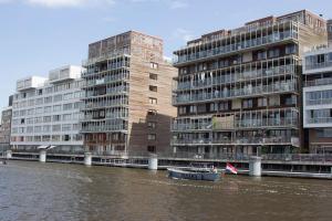 Neubauten am Wasser in Zaandam (Stadt)