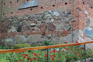 Aussenmauer mit Steinen