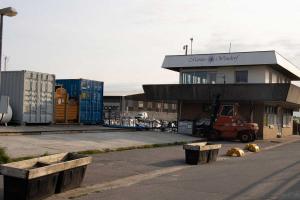 Hafengebäude und Container