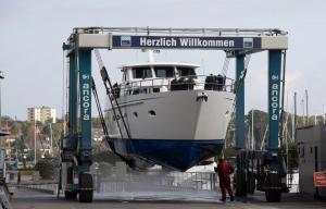 Abspritzen (nicht unser Boot)