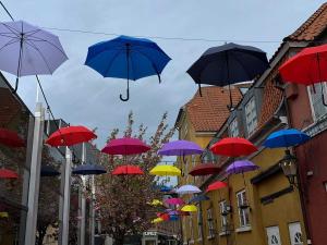 Regenschirme über einer Gasse
