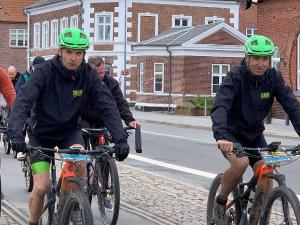 schmutzig bis unter die Ohren