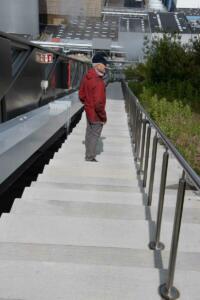 Treppe, der Piste entlang