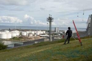 schwungvoll unterwegs auf der schwarzen Pist