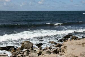 Der Steinküste entlang