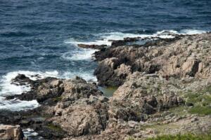 Unten die zerklüfteten Felsen