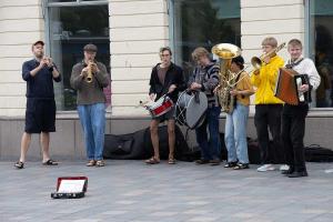 Junge Männer spielen auf