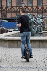 Mit Handy am Ohr um die Leute kurven