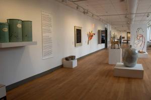 Kunstgegenstände und Installationen