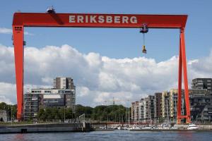 Hafenzeitzeuge vor Wohnsiedlung