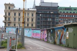 Baustelle mit farbigen Absperrwänden