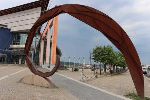 Skulptur und Blick auf die Promenade