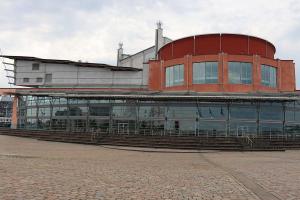 Die Holztreppe ist ein beliebter Treffpunkt