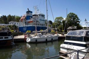 Der Gasoel-Frachter "Lexus" fährt in die obere Schleuse ein