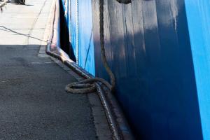 Distanz zur Schleusenwand backbord 0 cm