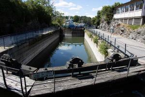 Schleusenlänge: 90 m,  Schleusenbreite: 13,8 m, Hub: 12 m 