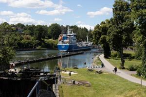 weiter abwärts geht's zur nächsten Schleuse