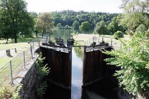 im Hintergrund sieht man das Wartebecken für die Schiffe