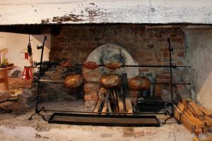 Braten und Fasane an einem langen Spies über dem Feuer