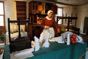 Leinenservietten werden kunstvoll gestaltet