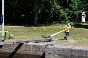 Schleusenwärter (Student) schliesst das Tor
