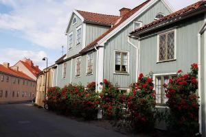 Blühende Rosen zieren die Holzhäuser