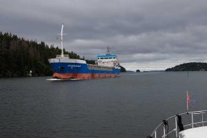 Södertäljeviken, Frachter fährt zum Industriehafen Södertälje