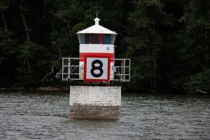 Enge Stelle mit Leuchtturm markiert, fahren im Mälaren, westlich nach Stockholm