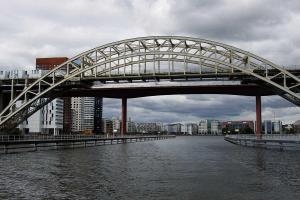 Brücke im Vorort von Stockholm
