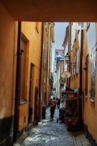 Seitengasse, li. und re. Lädeli und Cafés