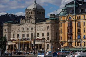 Oper mit goldigem Eingangstor