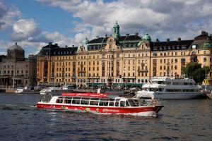 Ausflugsschiffe unterwegs und angelegt