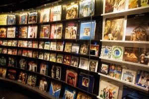 Eine Wand mit Singles und LPs