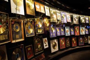 Goldene Platten reihenweise