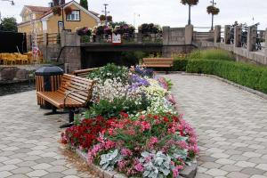 Ruhebänke und Blumenschmuck