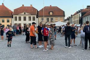 Alles auf den Beinen samt Hund und Kinderwagen