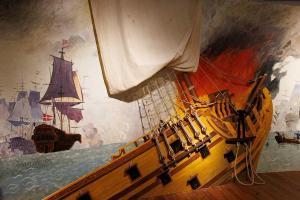 Die Kronan explodiert und sinkt in kurzer Zeit