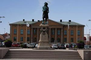 Radhaus und Stadtgründer Karl Xl.